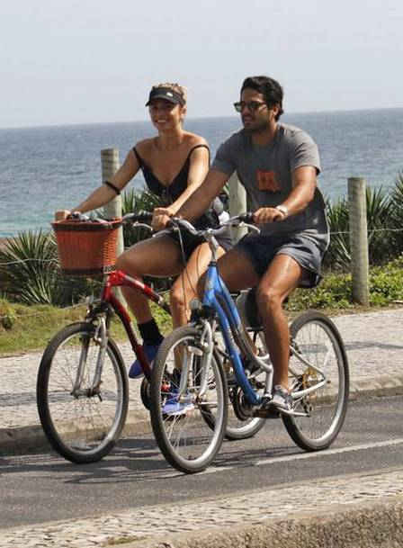 Casal passeia de bicicleta pela Orla do Rio