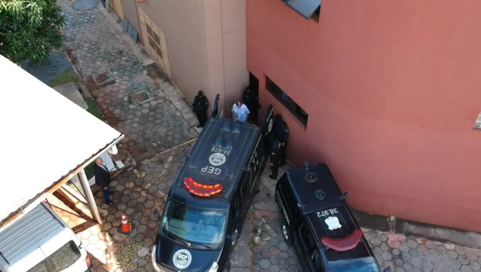 JoÃ£o de Deus entra em veÃ­culo do sistema penitenciÃ¡rio apÃ³s prestar depoimento ao MinistÃ©rio PÃºblico de GoiÃ¡s nesta quarta-feira (26) â?? Foto: Eduardo Silva/TV Anhanguera