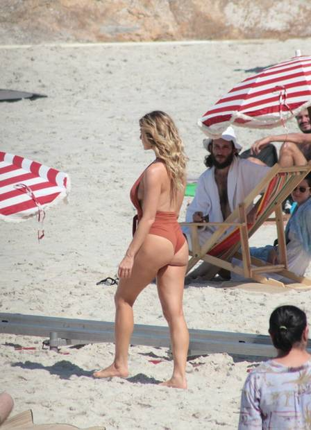 Letícia Spiller grava na Praia do Arpoador