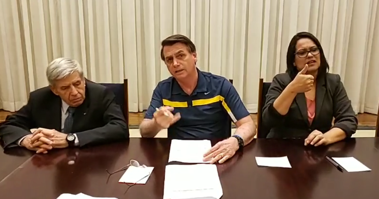 O ministro Augusto Heleno e o presidente Jair Bolsonaro durante Live semanal