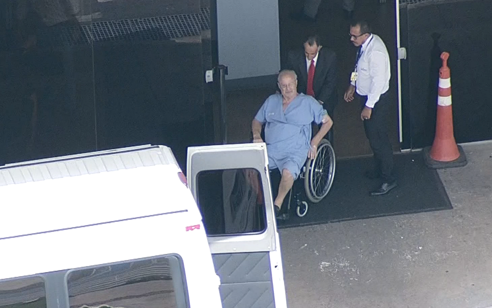 Deputado Paulo Maluf (PP-SP) Ã© auxiliado em aeroporto de BrasÃ­lia para seguir atÃ© aviÃ£o antes de ser levado para SÃ£o Paulo (Foto: TV Globo/ReproduÃ§Ã£o)