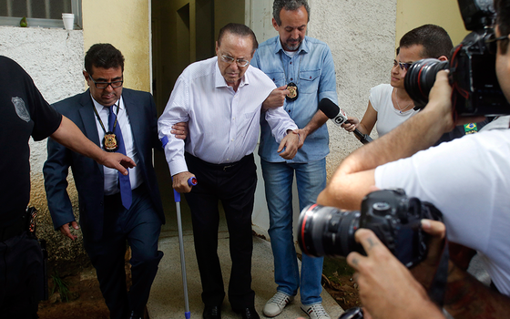 Paulo Maluf chega ao IML de São Paulo para fazer exame de corpo delito (Foto: Edilson Dantas / Agencia O Globo)