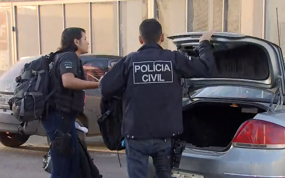 Policiais civis cumprem mandados de prisÃ£o e de busca e apreensÃ£o na OperaÃ§Ã£o Magister, que investiga 'mÃ¡fia dos concursos' (Foto: TV Globo/ReproduÃ§Ã£o)