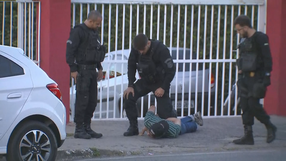 Homem é contido por agentes da polícia após furar bloqueio durante saidão (Foto: TV Globo/Reprodução)