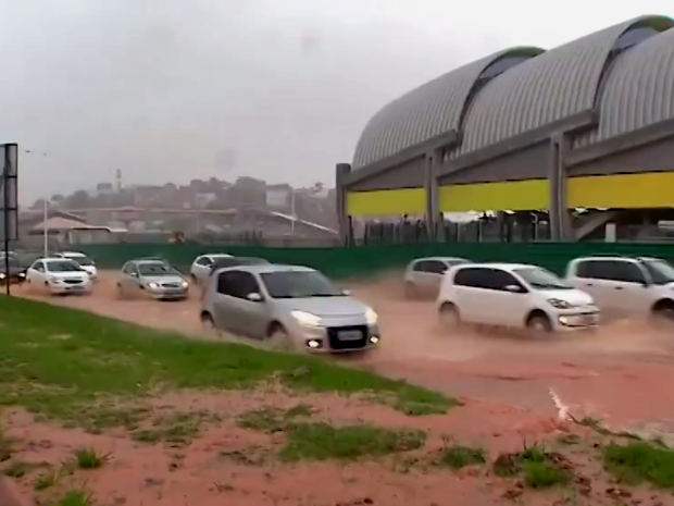 Parte da Avenida Paralela fica alagada após vazamento de adutora (Foto: Imagem/TV Bahia)