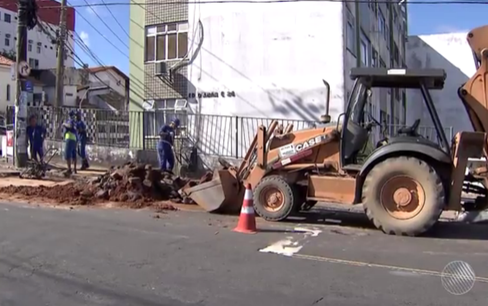 Fornecimento de água foi suspenso no Engenho Velho de Brotas, por conta de obra de remanejamento de tubulação (Foto: Reprodução/ TV Bahia)