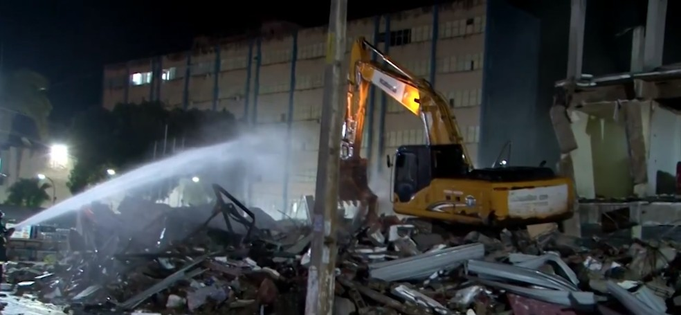 Estrutura de shopping popular no sul da Bahia comeÃ§a a ser demolida quase um ano apÃ³s parte de obra desabar â?? Foto: ReproduÃ§Ã£o/TV Bahia